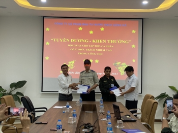 Khen thưởng tập thể, cá nhân đã có ý thức, tinh thần trách nhiệm cao trong công việc